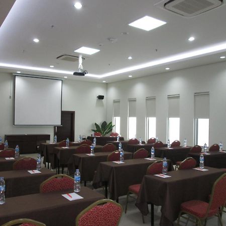 Bamboo Inn Hotel & Cafe Джакарта Экстерьер фото