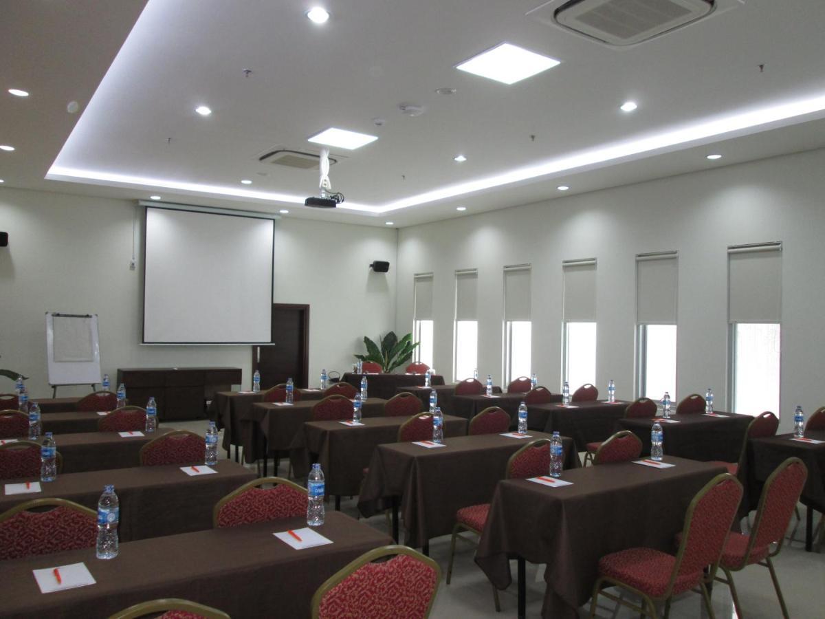 Bamboo Inn Hotel & Cafe Джакарта Экстерьер фото