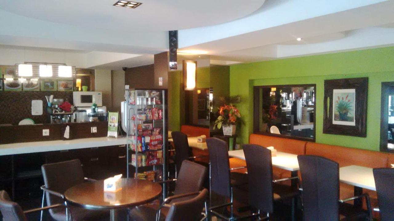 Bamboo Inn Hotel & Cafe Джакарта Экстерьер фото