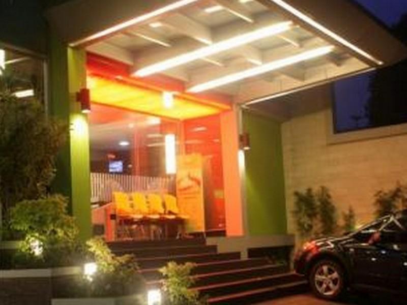 Bamboo Inn Hotel & Cafe Джакарта Экстерьер фото