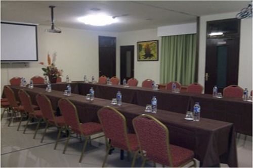 Bamboo Inn Hotel & Cafe Джакарта Экстерьер фото